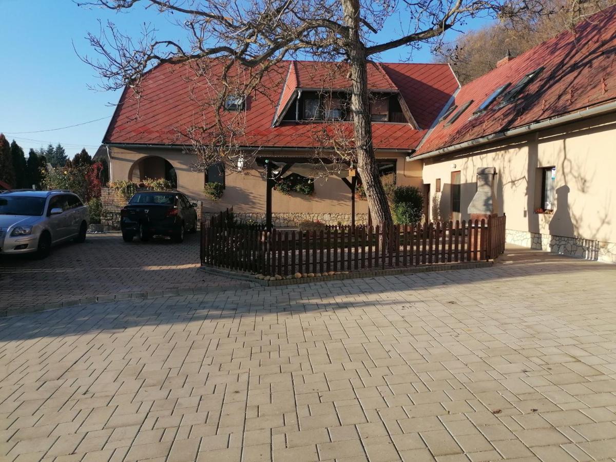 Ferienwohnung Bobita Haza Eplény Exterior foto